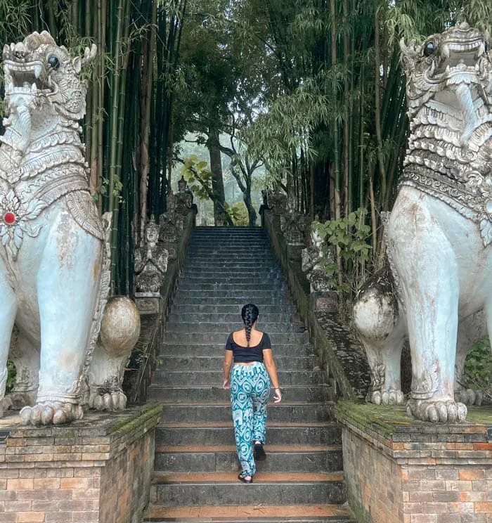 escaleras en el templo wat pha lat