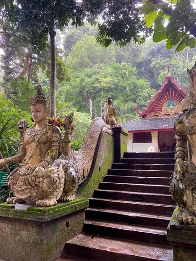 estatuas de bua en wat pha lat