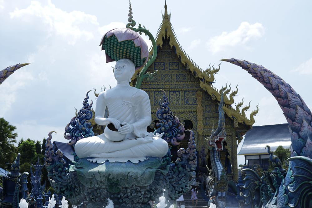 fuente en el templo azul de tailandia