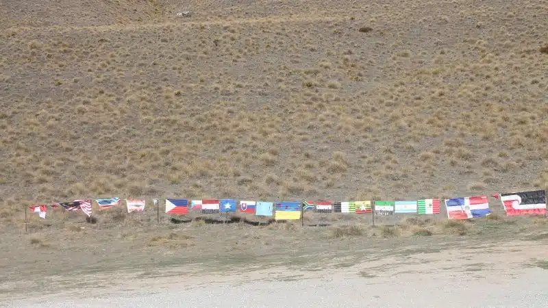 banderas en la carretera mas alta de nueva zelanda