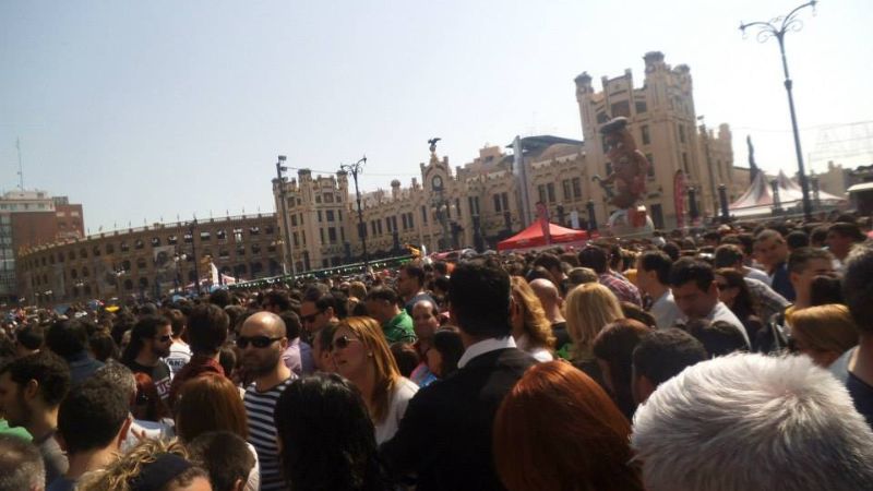 multitud de gente en una mascleta multitud de gente en una mascleta