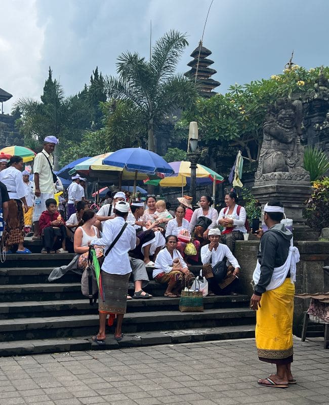 locales en el templo madre de bali