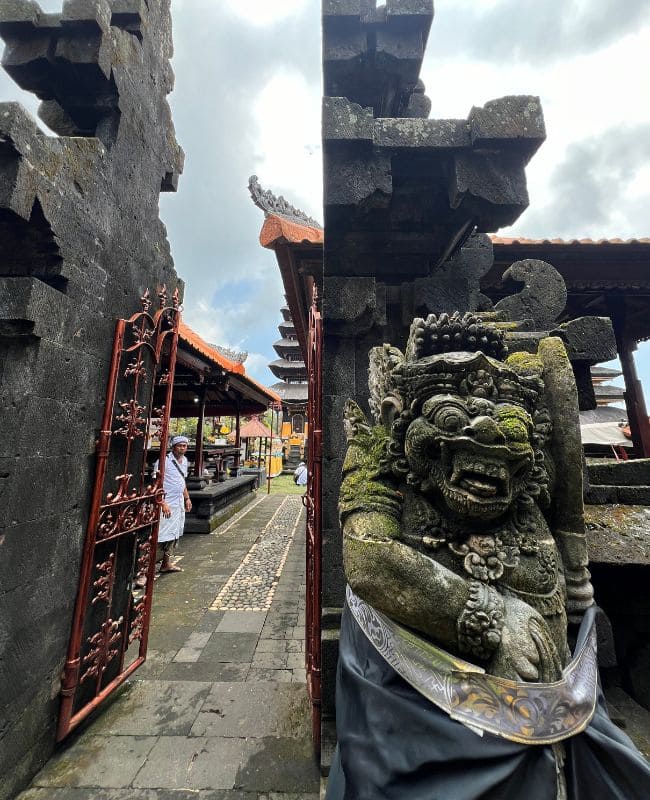 escultura de templo de bali