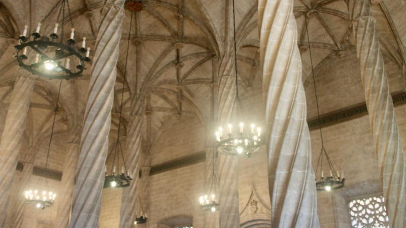 columnas de la lonja de la seda